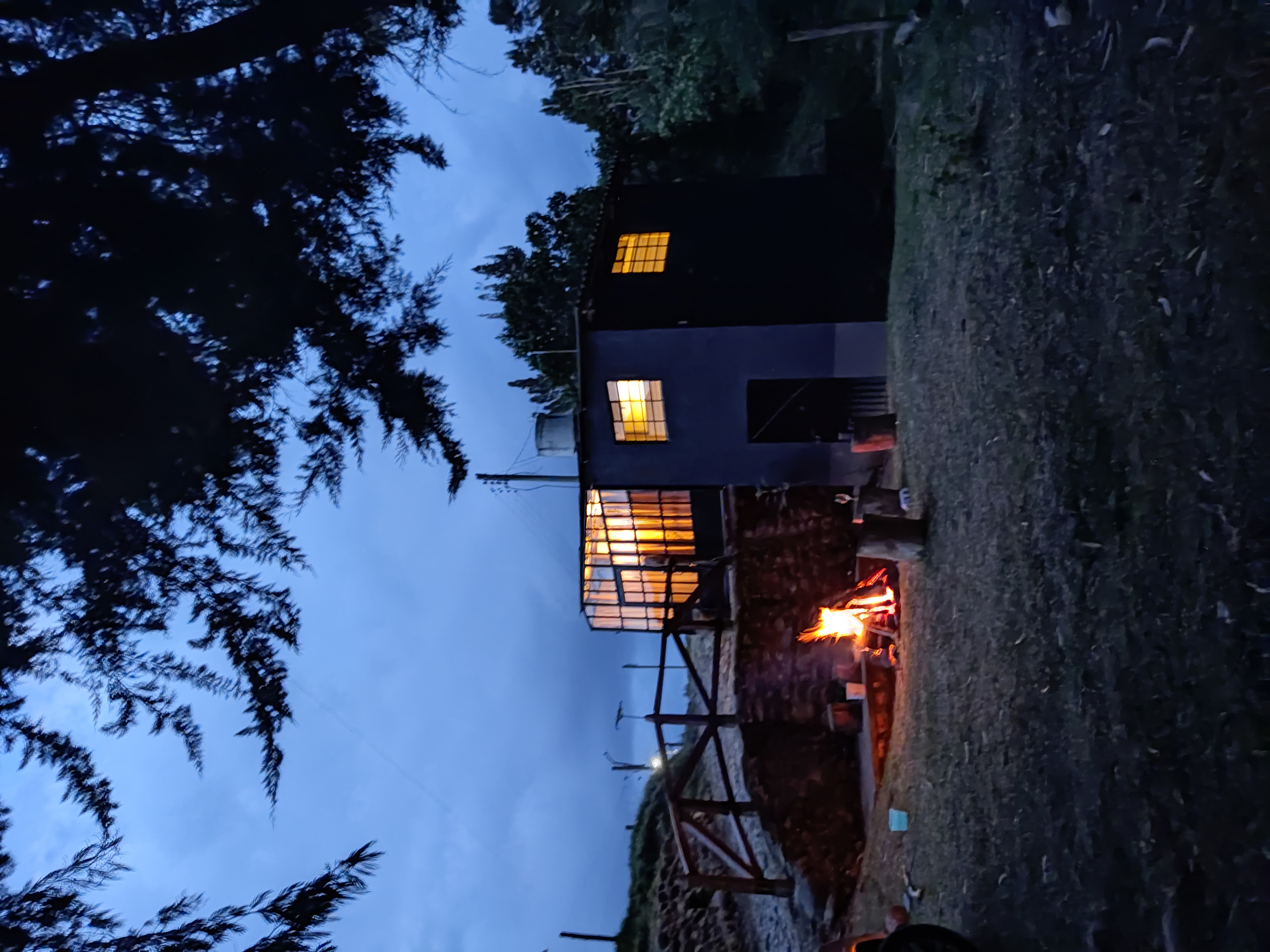 Cabaña de Río — exterior noche
