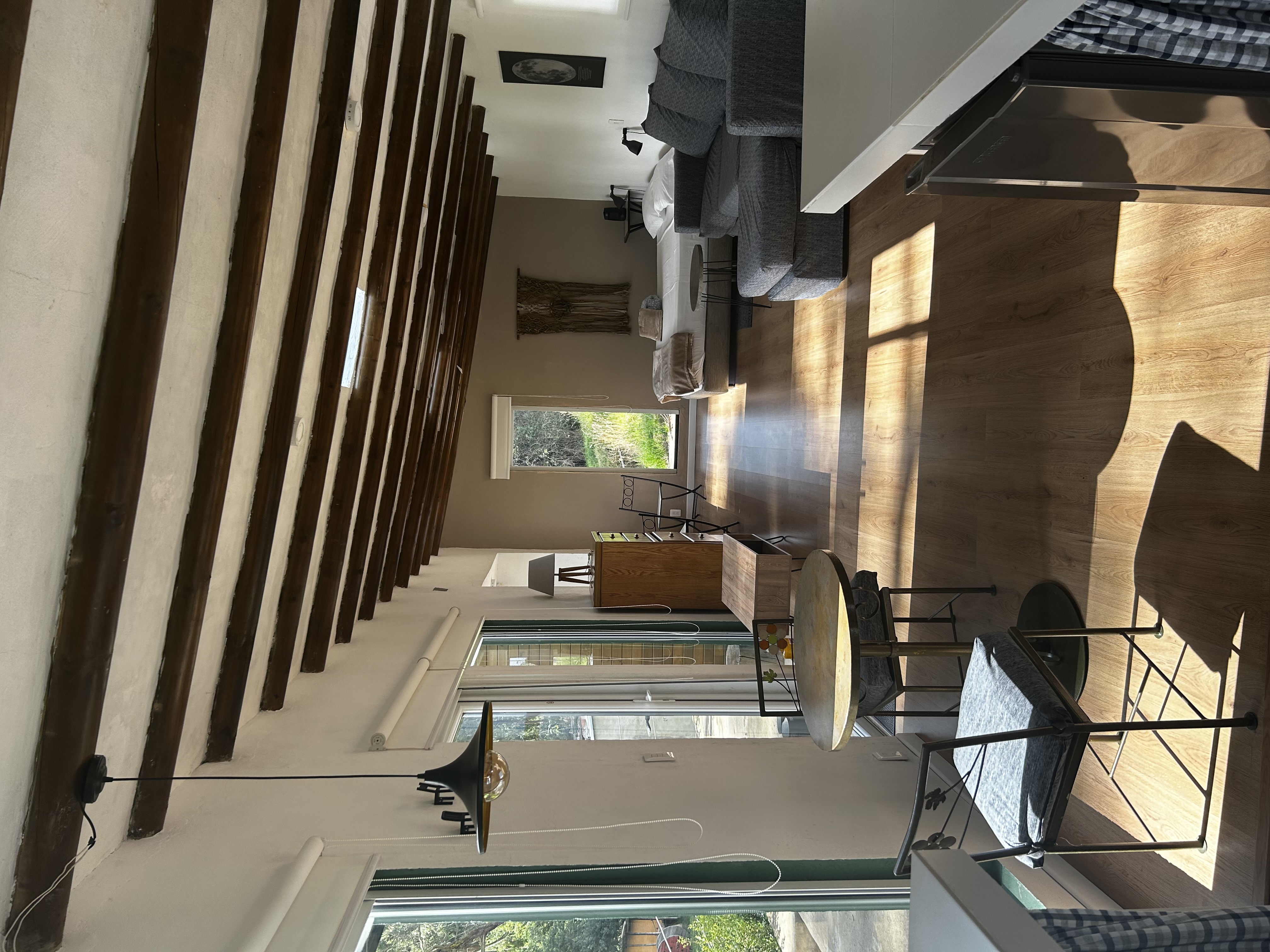 River Loft — comedor con luz natural